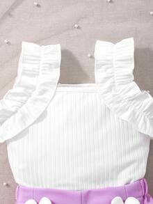 Bộ đồ hai mảnh kiểu dáng ngọt ngào và tinh nghịch gồm áo vest không tay xếp ly và áo thun dệt kim kẻ sọc ở nách, kết hợp với quần short cạp chun màu hồng, bộ quần áo trẻ em với những bông hoa trắng ba chiều tinh tế, dễ thương và thời trang, phù hợp cho sinh hoạt hàng ngày vào mùa hè. - Màu tím hoa cà - Xem 4