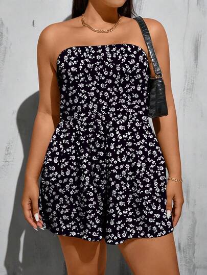 SHEIN Essnce Bộ áo liền quần cỡ lớn kiểu dáng tối giản họa tiết hoa nhí gồm áo ống và quần short.