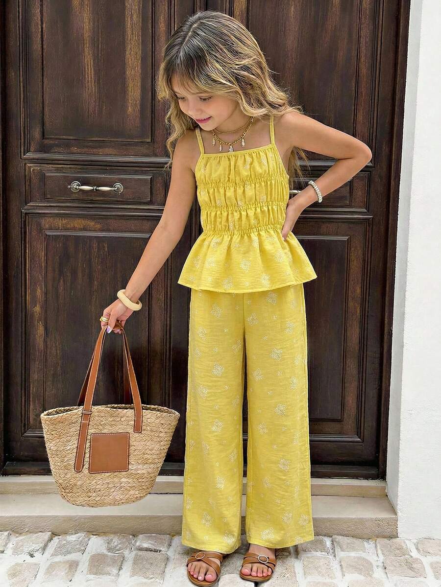 Conjunto de top de tirantes y pantalones de pierna ancha con estampado floral diminuto para niñas jóvenes. Hecho de tela suave y ligera de mezcla de algodón. El top presenta delicados tirantes de espagueti y un bajo con volantes, mientras que los pantalones tienen una cintura elástica para mayor comodidad. Cubierto con un delicado estampado floral blanco diminuto, este conjunto es perfecto para uso diario, la escuela, los fines de semana, los viajes a la playa y talla grande en primavera y verano.