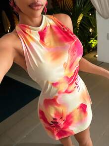 SHEIN Slayr 新款夏季伊比沙岛波西米亚风女装，适合音乐节、西部风情、游牧风、派对、泳池派对、性感度假装、邮轮旅行、海滩、日光浴、假期、约会、婚礼等各种场合。优雅浪漫的风格，露背吊带短款连衣裙，饰有3D立体花卉装饰和大型花卉图案。 - 彩色 - 查看 7