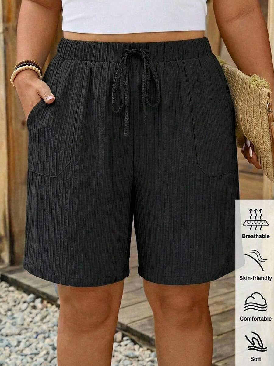 SHEIN LUNE 大码女式抽绳腰带口袋舒适休闲短裤，适合海滩度假、机场出行、夏季返校季等场合。黑色女式休闲短裤，适合夏季返校季穿着。 - 黑色 - 查看 1