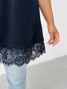 Shapeblank Camiseta larga de manga corta con aplicación de encaje negro, cómoda y holgada, de uso diario y versátil, que estiliza la figura, para mujeres de talla grande, para primavera/verano, para salir, atuendos de verano, estilo sencillo - Azul Marino - Ver 4