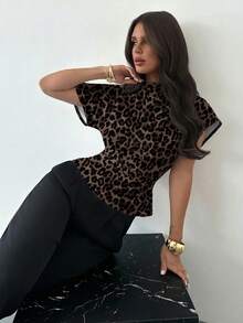 Firerie Áo kiểu dáng ôm sát, thanh lịch với họa tiết da báo màu nâu, cổ áo nhún bèo, tay áo bất đối xứng và eo nhún bèo bên hông - Phong cách cổ điển sang trọng, phù hợp cho đi làm, công sở, kỳ nghỉ ở vùng Riviera Pháp, dự đám cưới, hẹn hò, dự tiệc. - trắng - Xem 6