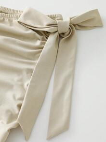 SHEIN 少女露肩金属花朵装饰连衣裙，弹性面料设计（露肩+金属玫瑰肩部装饰+侧边蝴蝶结+收腰+A字长裙，纯米色），柔软面料，适合春、夏、秋季穿着。优雅的金属花朵装饰和露肩设计，适合生日派对/演出/日常穿着。修身剪裁，不束缚，易于搭配，打造优雅公主风。 - 杏色 - 查看 4