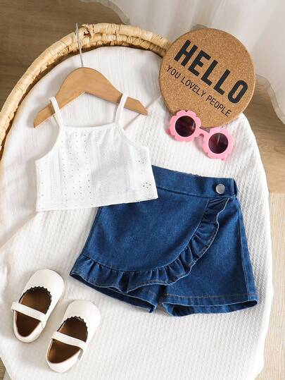 女婴可爱柔软针织纯色基础款吊带背心，带不对称荷叶边，搭配可爱休闲牛仔裙裤套装。