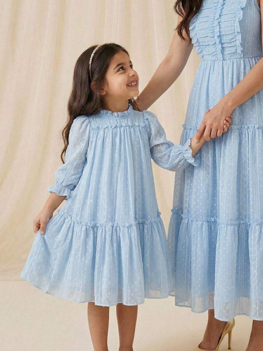 SHEIN Vintaside Kids Đầm công chúa hai lớp thanh lịch cho bé gái, cổ bèo nhún, tay áo cánh hoa, thêu jacquard, thích hợp cho kỳ nghỉ, du lịch, tiệc tùng.