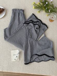 SHEIN Franclia 女士夏季新款可爱度假休闲黑白格纹吊带背心及阔腿裤套装。采用质感格纹面料，搭配细吊带露脐上衣和高腰阔腿裤，裤脚饰有黑色蕾丝花边，兼具休闲与复古气息。适合日常出行、度假或轻松休闲场合，百搭的两件套休闲装，黑白撞色吊带背心搭配阔腿裤，尽显复古时尚感。 - 黑色 - 查看 5