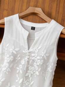 SHEIN Áo kiểu nữ màu trắng thanh lịch và giản dị, thêu hoa, không tay – Áo tank top cổ chữ V xẻ tà bất đối xứng, lý tưởng cho kỳ nghỉ hè, tiệc biển và trang phục dự đám cưới, áo nhẹ thoáng khí viền ren cho mùa hè, áo trắng, áo hoa cho nữ, trang phục đi nghỉ mát cho nữ, áo kiểu giản dị cho nữ, áo kiểu thanh lịch cho nữ, áo dự đám cưới, trang phục đi biển cho nữ, áo dự tiệc - trắng - Xem 9