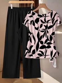 SHEIN Clasi 休闲复古优雅通勤百搭暖粉黑花卉印花图案，舒适保暖的女士圆领宽松短袖衬衫配蝴蝶结和直筒宽松长裤两件套，适合秋冬季穿着。 - 彩色 - 查看 4