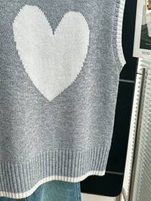 SHEIN Franclia 新款燕麦色撞色爱心针织背心，圆领配红色滚边，宽松版型，柔软针织面料，撞色爱心提花图案，无袖设计，青春甜美风，复古爱心元素，适合春季叠穿、校园、约会、日常穿着，百搭单品，爱心元素增添活力，撞色吸睛，宽松版型修身显瘦，韩式软妹风休闲舒适，内搭衬衫更添甜美，搭配百褶裙打造甜美造型，或搭配牛仔裤打造甜美酷感混搭风。 - 灰色 - 查看 7