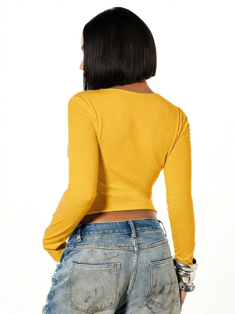 SUMWON WOMEN Top corto a maniche lunghe ispirato al vintage con grafiche e toppe per uno stile casual da strada