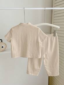 SHEIN Bộ quần áo 2 món gồm áo sơ mi và quần ngắn tay màu trơn, cổ đứng, dáng rộng, thích hợp cho bé trai và bé gái, thích hợp mặc ngoài trời, đi nghỉ mát, hàng ngày hoặc đi du lịch vào mùa xuân/hè/thu. - Màu be - Xem 6