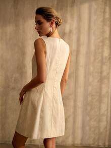 MOTF PREMIUM 杏色纹理面料无袖连衣裙，饰有扇形花边和金属扣环，适合春夏穿着 - 杏色 - 查看 4