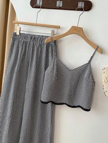 SHEIN Franclia 女士夏季新款可爱度假休闲黑白格纹吊带背心及阔腿裤套装。采用质感格纹面料，搭配细吊带露脐上衣和高腰阔腿裤，裤脚饰有黑色蕾丝花边，兼具休闲与复古气息。适合日常出行、度假或轻松休闲场合，百搭的两件套休闲装，黑白撞色吊带背心搭配阔腿裤，尽显复古时尚感。 - 黑色 - 查看 6