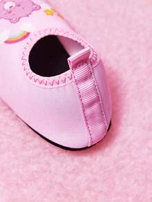 SHEIN X Care Bears أحذية مائية رياضية كاجوال للأطفال الصغار والأطفال، مضادة للانزلاق، مريحة وقابلة للتنفس، بنمط كرتوني لطيف، أحذية شاطئ للبنات - وردي - مشاهدة 10
