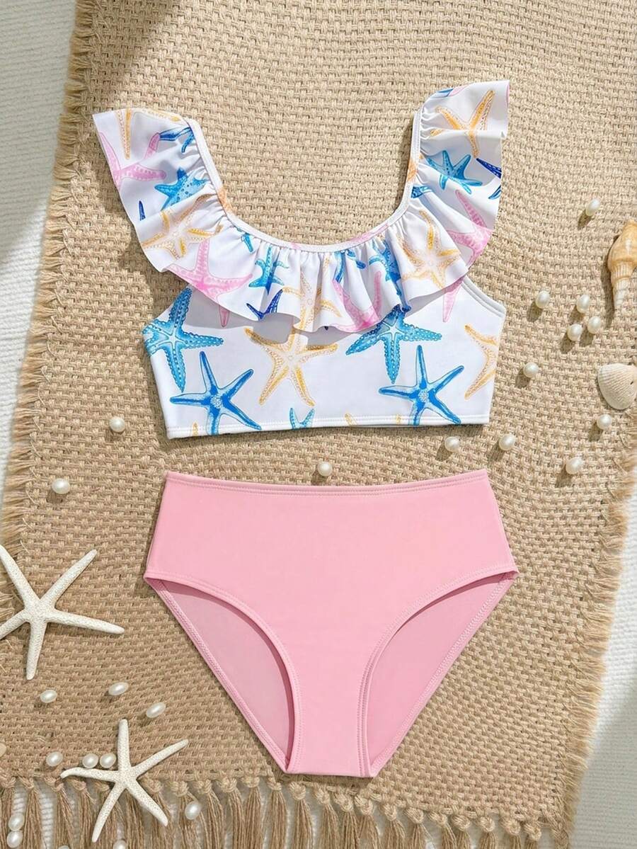 SHEIN 甜美可爱的海洋主题少女比基尼套装,白色底布上饰有蓝色、粉色和黄色海星印花的双层荷叶边上衣,搭配高腰纯粉色泳裤,时尚优雅,适合游泳、夏季度假、海滩、泳池、节日派对等场合。 - 粉色 - 查看 1