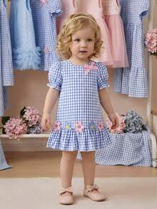 这款柔和米色的女婴连衣裙采用经典的圆领设计，搭配可爱的泡泡袖和精致的荷叶边袖口和下摆，并点缀着甜美的花朵图案，打造出可爱又简约的造型。旨在让您的宝贝像阿拉伯公主一样闪耀，是宴会、派对和其他特殊场合的完美之选。 - 藍色 - 查看 8