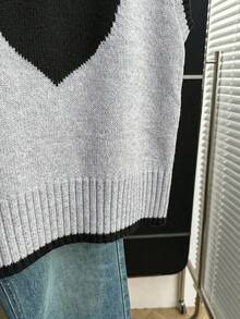SHEIN Franclia Áo vest dệt kim họa tiết trái tim phối màu yến mạch mới, cổ tròn viền đỏ, dáng rộng thoải mái, chất liệu dệt kim mềm mại, họa tiết jacquard trái tim phối màu tương phản, không tay, phong cách trẻ trung ngọt ngào, điểm nhấn trái tim cổ điển, thích hợp mặc thường ngày vào mùa xuân, đi học, hẹn hò, mặc hàng ngày, đa năng, họa tiết trái tim tạo thêm điểm nhấn sống động, màu sắc tương phản bắt mắt, dáng rộng tôn dáng, cảm giác thoải mái kiểu Hàn Quốc, có thể mặc cùng áo sơ mi để thêm phần ngọt ngào, phối cùng chân váy xếp ly để có vẻ ngoài siêu dễ thương, kết hợp với quần jeans để tạo nên sự kết hợp ngọt ngào và cá tính. - Màu Xám nhạt - Xem 3