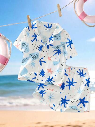 Bộ đồ ngủ 2 món cho bé trai, chất liệu vải dệt kim mềm mại, thoải mái, chống cháy, in hình sao biển và lá cây màu xanh dương, gồm áo cardigan cổ polo và quần short.