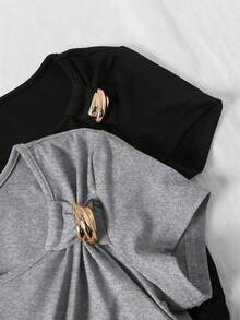 SHEIN 少女两件套不对称下摆褶皱T恤——时尚短袖上衣，肩部饰有精美细节。这套两件装专为追求时尚的女孩设计，包含一件经典的象牙色和一件时尚的黑色短袖T恤。每件单品都采用独特的不对称下摆设计，侧边褶皱勾勒出优美身形，肩部饰有精致的装饰细节，巧妙融合了舒适感与现代时尚。适合日常穿着、上学或休闲外出。 - 彩色 - 查看 4