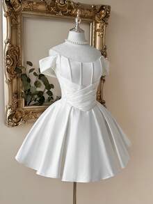 Lovelzi Đầm ngắn dự tiệc sang trọng, thanh lịch màu trắng satin, cổ thuyền, trễ vai, thân áo xếp ly với bèo nhún lớn, thích hợp làm quà tặng/tiệc tùng. - trắng - Xem 5