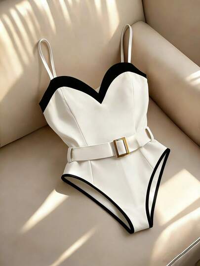 Franclia 1 pieza Body de mujer con escote en forma de corazón, incluye cinturón de cintura de metal, minimalista y versátil, body blanco de una sola pieza, adecuado para un estilo intelectual de viajero; verano, vacaciones de verano, primavera, ropa de mujer de primavera, ropa de playa, atuendo de cumpleaños, vestido de cumpleaños, actividades al aire libre, vacaciones, ropa casual; estilo Y2K, ropa de temporada de graduación; body blanco casual versátil y de moda para uso diario