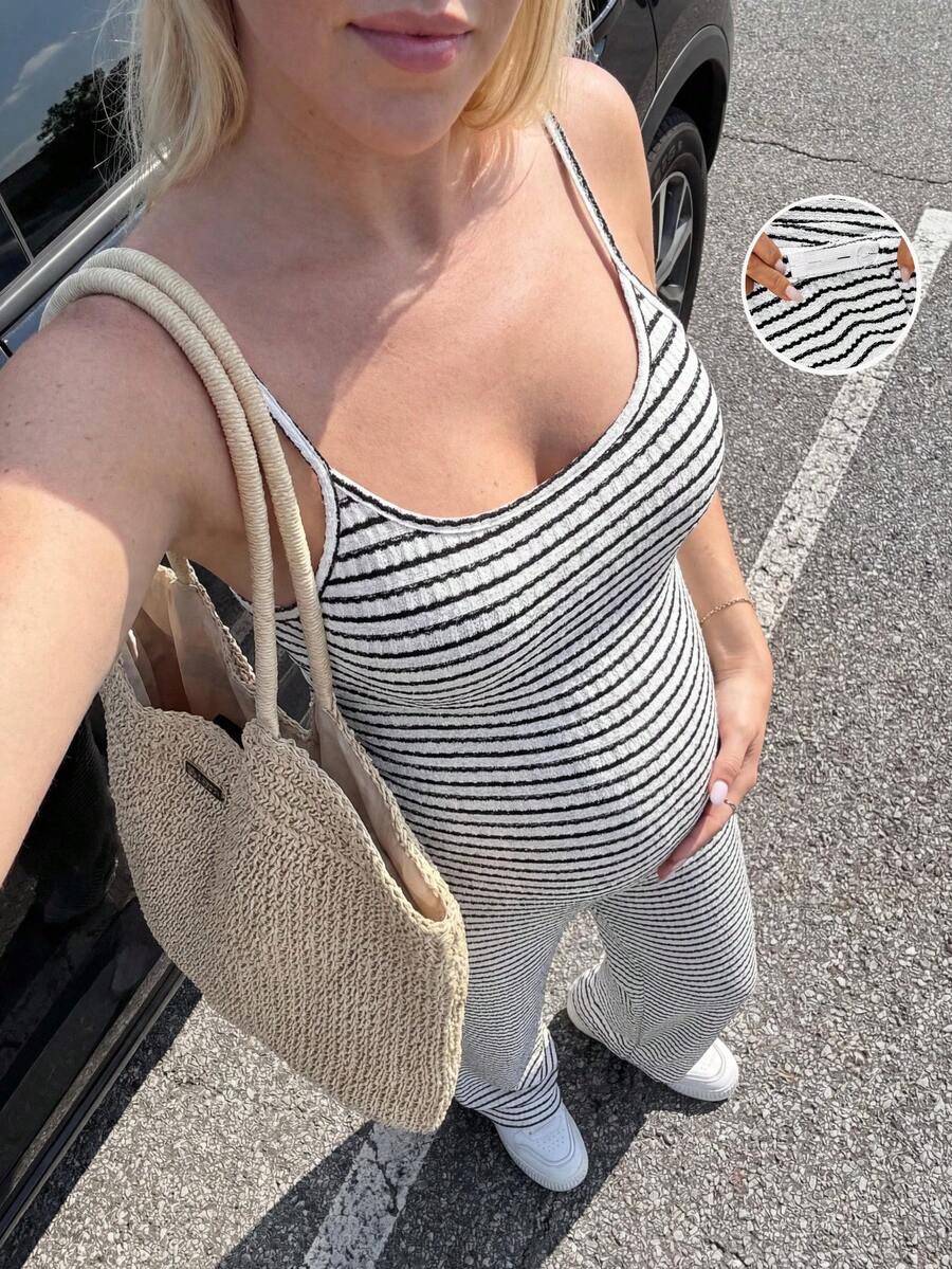 SHEIN Conjunto de maternidad casual de dos piezas a rayas de verano, con diseño básico y sencillo, con una cintura elástica cómoda que no se sentirá apretada. Conjunto de 2 piezas de maternidad casual de vacaciones con estampado a rayas, top de camiseta y pantalones con cintura ajustable - Blanco y Negro - Ver 1
