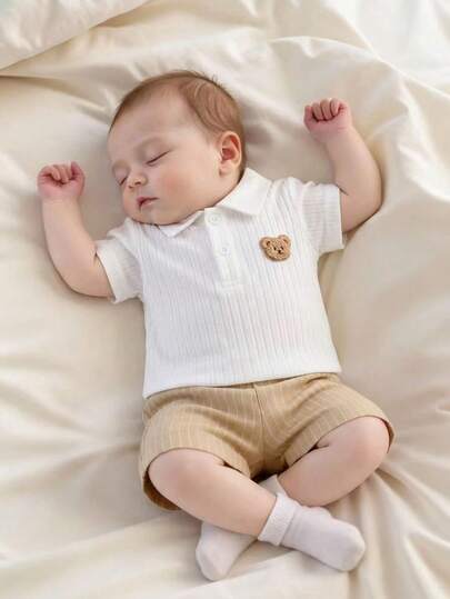 SHEIN Camiseta de polo de cuello acanalado blanca unisex para bebé, adecuada para todo tipo de ocasiones en verano. El blanco todo a juego es la mejor opción versátil para el bebé en verano