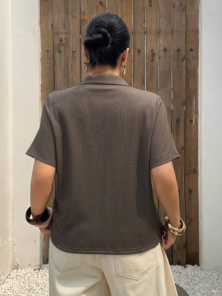 Dazy Plus Solid Color Lapel Textured Fabric Casual & Commuting Plus Size Women's Fitted Short Sleeve T-Shirt, Brown Top