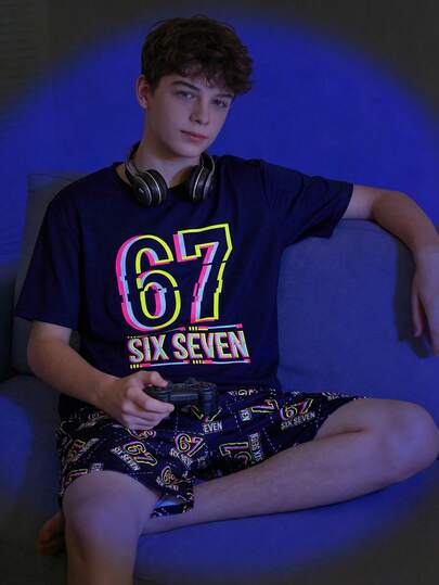 SHEIN Bộ đồ ngủ mùa hè đơn giản cho bé trai, gồm áo thun ngắn tay và quần short, họa tiết số 67, dáng rộng thoải mái, có hiệu ứng huỳnh quang nhìn đêm.