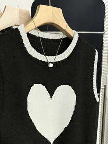 SHEIN Franclia 新款燕麦色撞色爱心针织背心，圆领配红色滚边，宽松版型，柔软针织面料，撞色爱心提花图案，无袖设计，青春甜美风，复古爱心元素，适合春季叠穿、校园、约会、日常穿着，百搭单品，爱心元素增添活力，撞色吸睛，宽松版型修身，展现韩系软妹风的慵懒气质，可内搭衬衫增添甜美感，搭配百褶裙打造甜美造型，或与牛仔裤混搭，展现甜美酷感。 - 黑色 - 查看 4