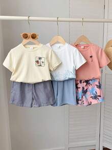 SHEIN 6件套男童夏季海岛度假风套装：白色棕榈树印花T恤、黑白条纹短裤、粉色小棕榈树印花T恤、浅蓝色棕榈树印花短裤、浅蓝色白色棕榈树轮廓T恤、蓝色短裤。适合日常穿着、旅行、户外活动、节日派对、夏季海滩度假、春夏季节。 - 彩色 - 查看 4