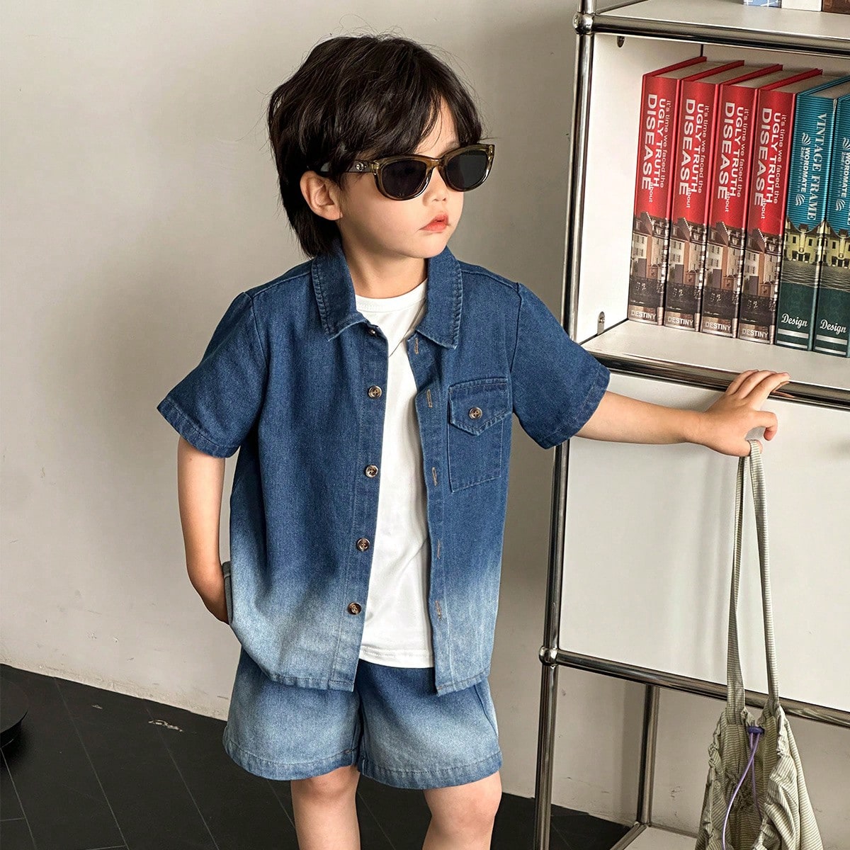 Set de 2 piezas de top de manga corta y pantalones cortos degradados de mezclilla lavada para niño pequeño, adecuado para uso diario, escuela, vacac