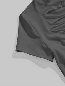 ROMWE Avant Camiseta de manga corta con cuello redondo, estilo Y2K, sexy, calada y rasgada, para combinar con todo - Gris Oscuro - Ver 4