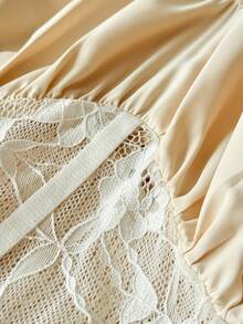 Vionelle Robe courte à manches courtes, col en V, texturée et brillante, en dentelle ajourée, pour femmes grandes tailles, collection Printemps/Été 2026. Convient pour les mariages, événements, rendez-vous et sorties - Nude - Voir 6