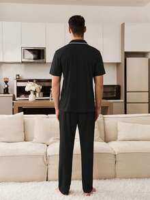 CoupledUp 男士黑色翻领白色滚边装饰柔软垂坠针织面料短袖上衣和裤子，休闲情侣家居服/睡衣套装，适合日常穿着 - 黑色 - 查看 4