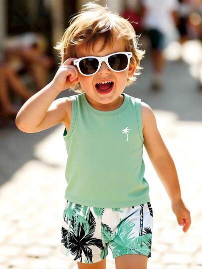 SHEIN Playful Pals 男婴两件套服装，时尚简约棕榈树印花背心搭配棕榈树印花短裤，适合夏季外出穿着。