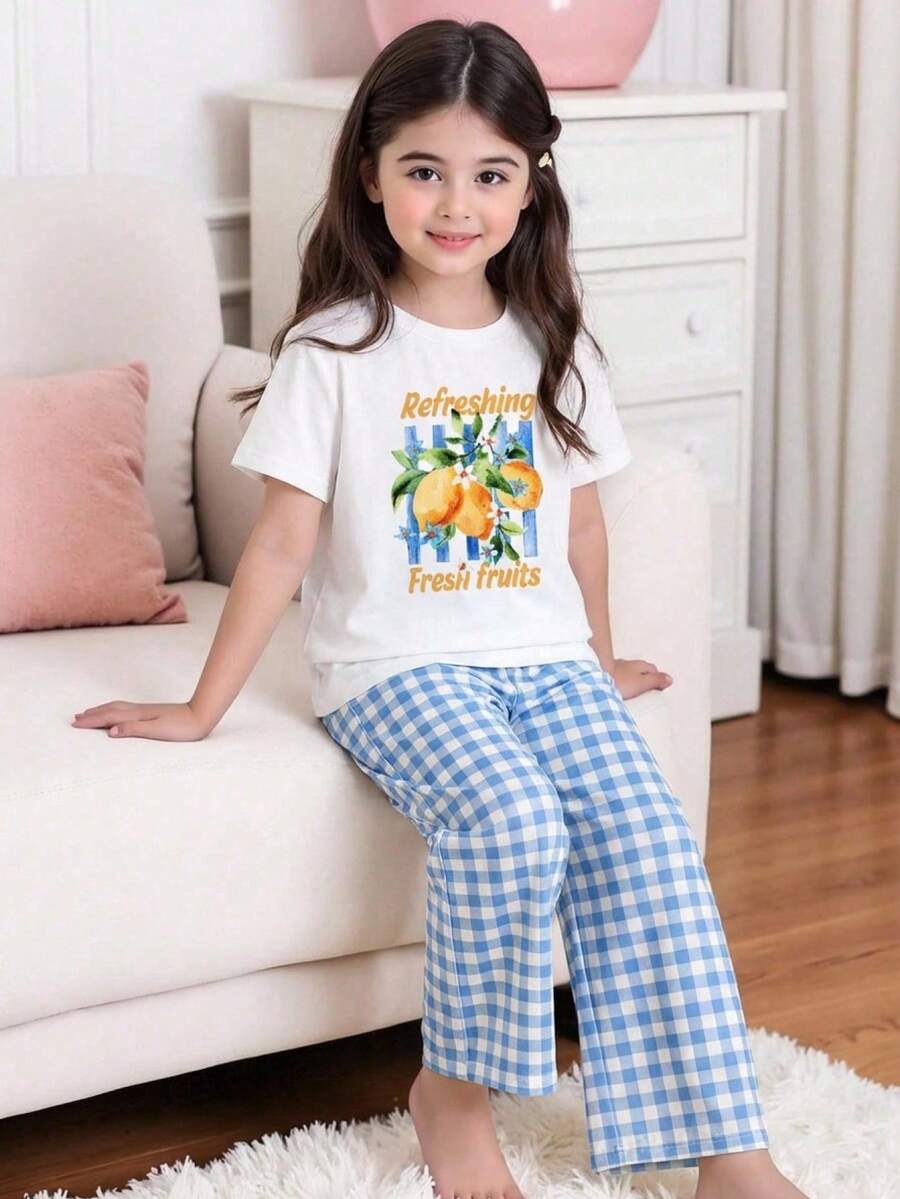 SHEIN Set de pijamale tricotate casual și versatile pentru fete tinere, bluză cu mânecă scurtă și imprimeu de lămâie și pantaloni în carouri, potrivit pentru acasă, ieșiri și întâlniri, primăvară/vară - Albastru si alb - Vizualizare 1
