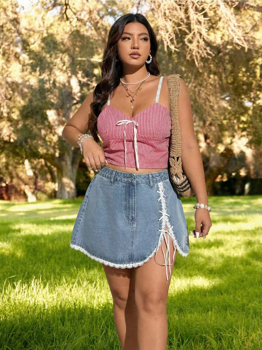 Rivivi Minifalda de mezclilla sin elasticidad para mujer talla grande con ribete de encaje blanco, lazo de cinta, estilo dulce y picante de vaquera para el verano - Lavado ligero - Ver 1