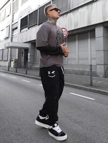 Artur Kramer Pantalones cargo holgados para hombres con estampado de expresión, bolsillo con solapa y cintura con cordón, otoño - Negro - Ver 6