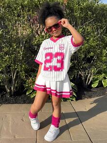 SHEIN 两件套女童篮球服套装，数字印花T恤和裙子，休闲日常时尚百搭街头服饰 - 彩色 - 查看 3