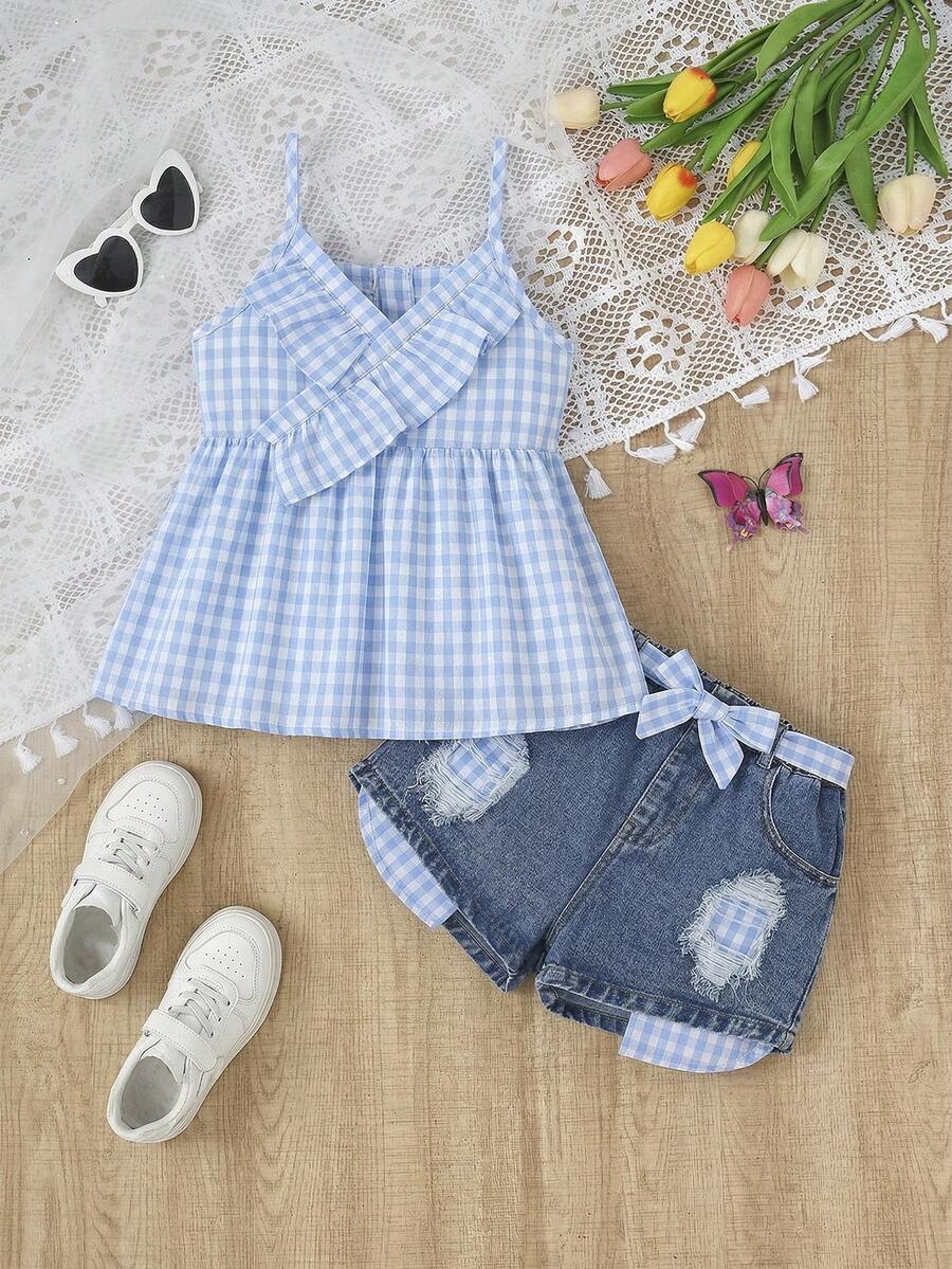 SHEIN Vintaside Kids 少女休闲T恤套装。夏季新品。时尚休闲风。清新蓝色格子吊带背心+中蓝色牛仔短裤,不对称荷叶边下摆,做旧格子内衬。腰部蝴蝶结装饰。A字版型。采用轻盈柔软的棉质牛仔面料,舒适亲肤。时尚少女必备单品,简约休闲,适合夏季穿着,百搭实用,可用于日常穿搭、拍照、外出、派对、音乐节、度假等各种场合。新款少女T恤套装 - 藍色 - 查看 1