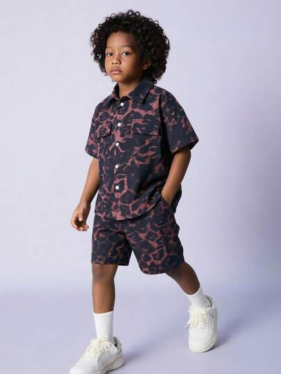 Bộ 2 món quần áo trẻ em phong cách đường phố Nhật Bản và Hàn Quốc, họa tiết graffiti, gồm áo sơ mi và quần short, kiểu dáng rộng rãi, in hình graffiti. Hoàn hảo cho các kỳ nghỉ gia đình, tiệc tùng, trường học, lễ hội và thể thao. Thích hợp cho mùa xuân và mùa hè.