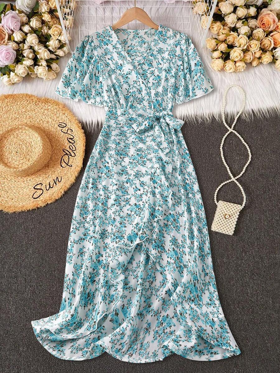 SHEIN Franclia 这款迷人优雅的碎花连衣裙采用V领设计,配有腰带,尽显波西米亚风情。荷叶边下摆,裹身短袖V领修身中长款杏色荷叶边印花连衣裙,碎花图案,花卉植物A字长裙,适合春夏穿着,休闲日常穿着,亦可作为度假沙滩装。 - 水藍色 - 查看 1