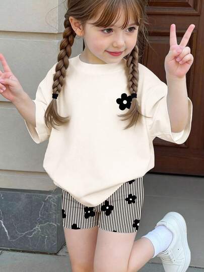 SHEIN Bộ đồ cho bé gái gồm áo thun tay ngắn cổ tròn dáng rộng và quần short bó sát, họa tiết kẻ sọc đen trắng cổ điển ngọt ngào và hoa nhỏ, thích hợp cho mùa xuân/hè.