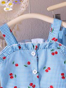 SHEIN Playful Pals 2026春夏新款时尚柔软面料少女休闲度假旅行必备套装，蓝色格子樱桃图案荷叶边吊带背心和裤子两件套，夏季必备 - 藍色 - 查看 5