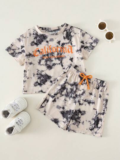 SHEIN Bộ 2 món cho bé trai, kiểu dáng dễ thương, năng động, phong cách đường phố, in chữ, nhuộm tie-dye, áo thun ngắn tay dáng rộng và quần short.