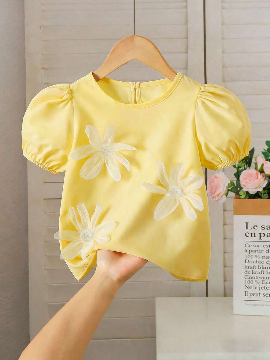 SHEIN Playful Pals 女婴夏季休闲度假风3D立体花卉装饰花瓣袖上衣 - 黃色 - 查看 1