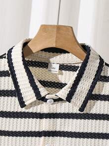 SHEIN Streecool Kids 两件套男童针织竖条纹短袖衬衫和配套休闲短裤套装，采用混纺面料，亲肤透气。衬衫采用多色竖条纹设计，配有小翻领和短袖；短裤采用松紧腰带。休闲度假风格，适合日常穿着、幼儿园、海滩等各种场合。可整套穿着，也可分开搭配，打造阳光活力的儿童造型，时尚的返校套装。 - 藍白色 - 查看 5
