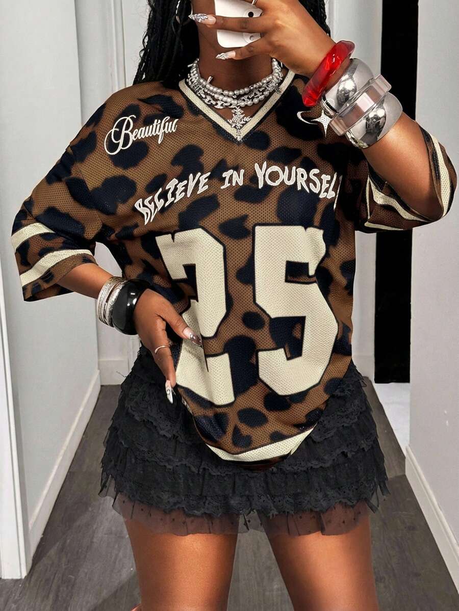 Slaydiva 夏季新音乐节复活节西部游牧生日毕业学生日常休闲度假邮轮海滩日光浴爆款极简主义休闲街头风格运动字母数字印花豹纹网眼V领女式T恤 - 棕色 - 查看 1